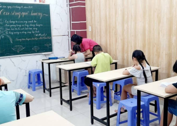 học sinh lớp 1 đang rèn chữ