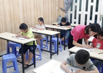 học sinh đang tập viết